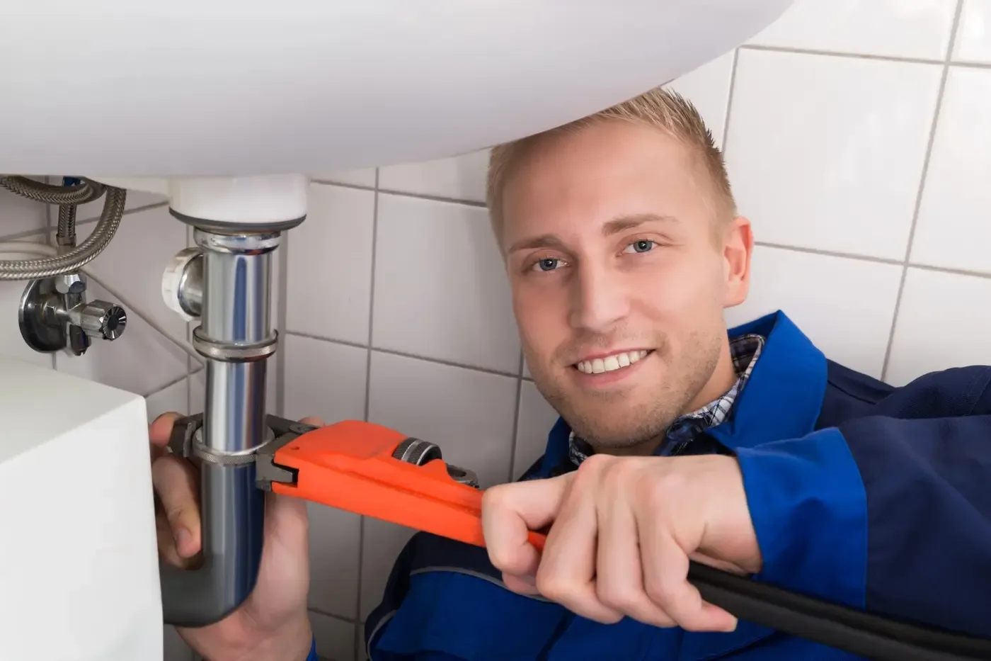 Plombier intervenant sur un chauffe-eau électrique dans l'Essonne